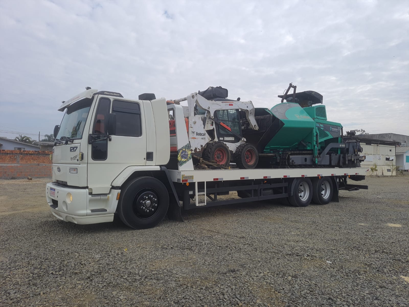 Transporte de máquinas sobre plataforma em Araranguá