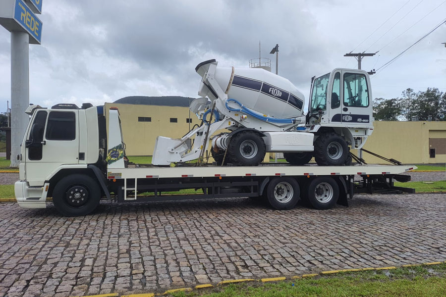 Transporte de veículo sobre plataforma em Araranguá