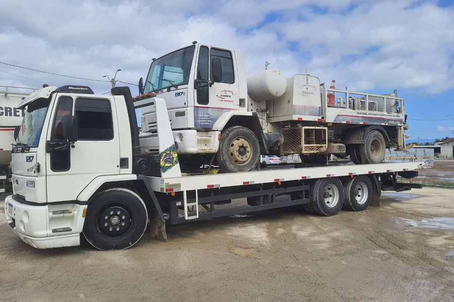 Transporte de máquina sobre prancha rebaixada