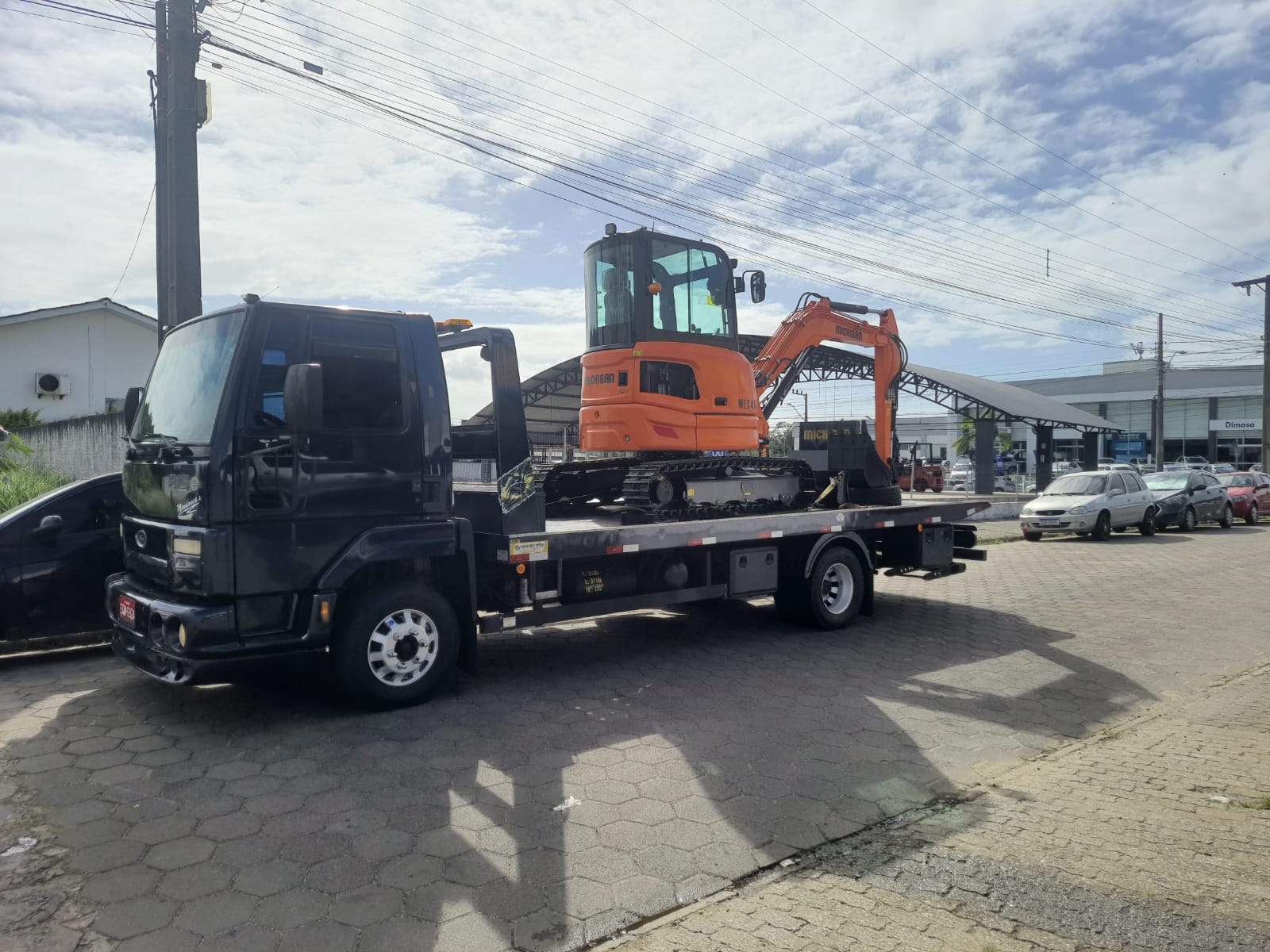 Transporte de máquinas sobre plataforma em Araranguá