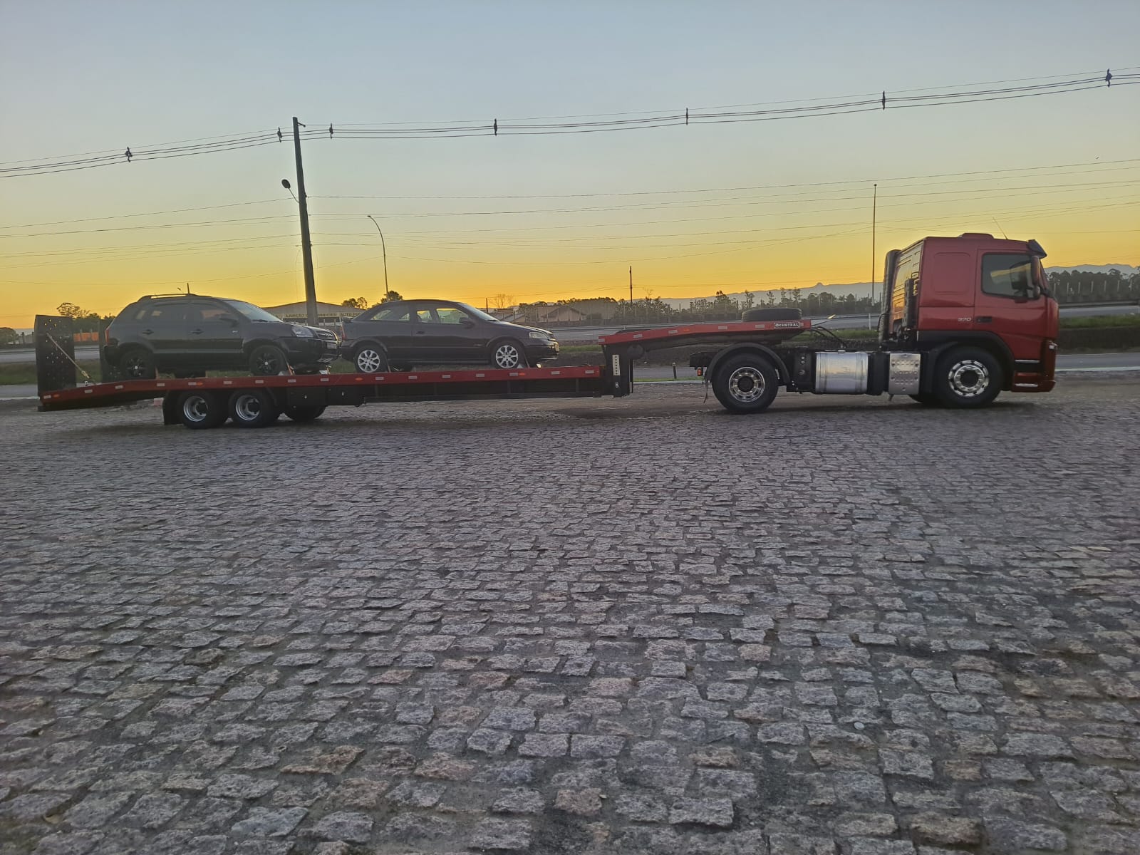 Transporte de veículos leves sobre plataforma rebaixada em Araranguá